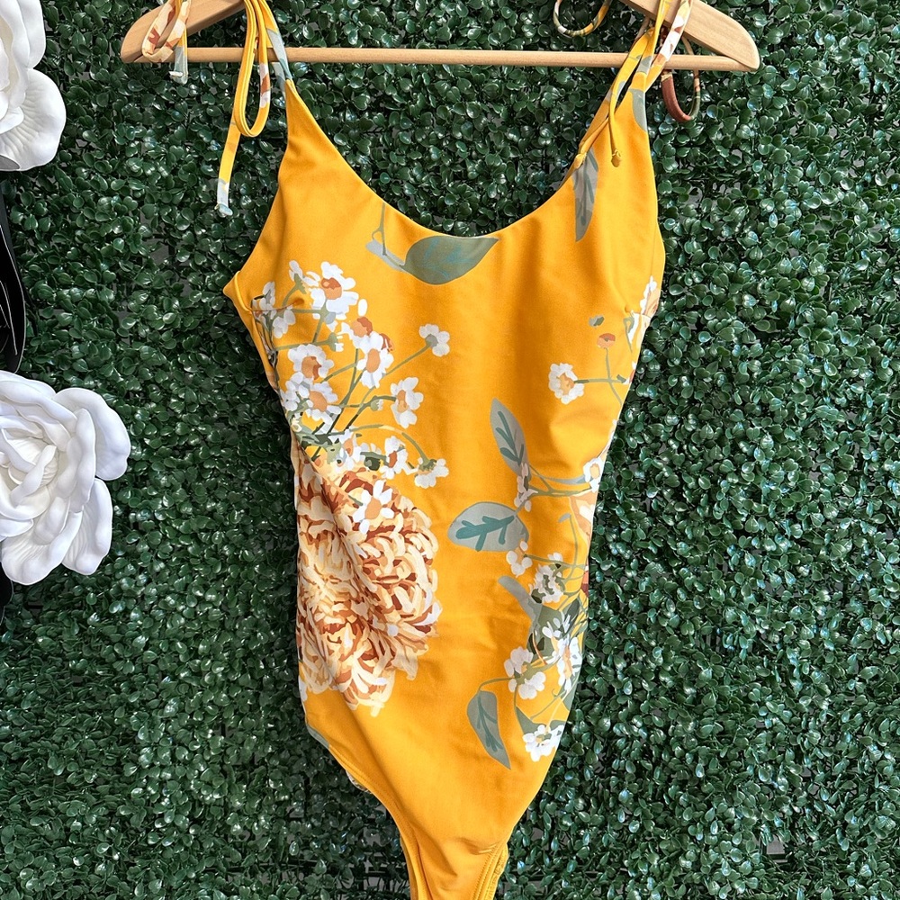 Like new Albion fit swim swimsuit one piece yellow size small s